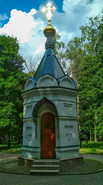 Ett Litet Kapell Sommarpark — Stockfoto