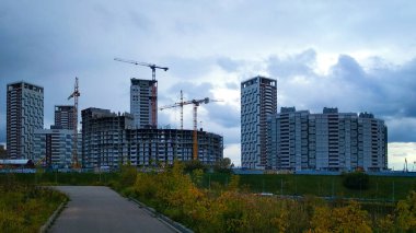 Modern bir konut kompleksinin inşası