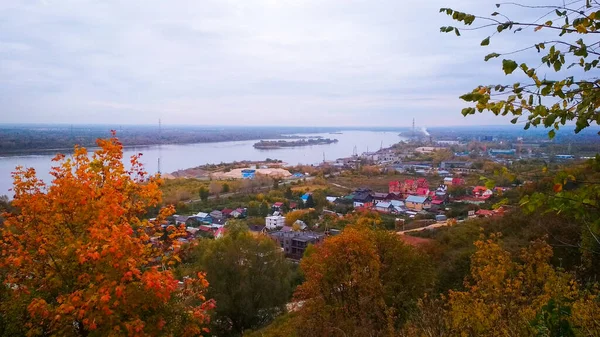 Sonbaharda Volga Nehri 'nin Panoraması
