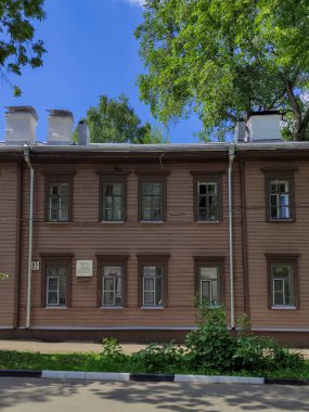 Bir bahar gününde güzel bir ev.