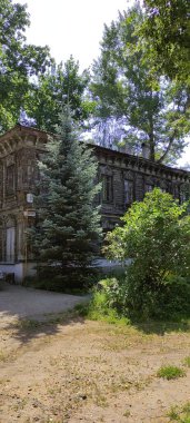 Bir bahar gününde güzel bir ev.