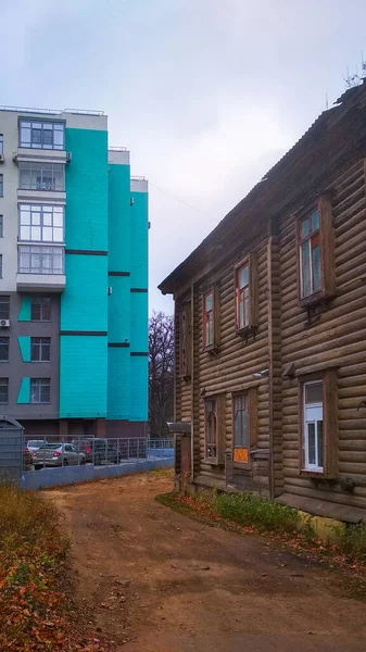 現代の家を背景にした木造の家 — ストック写真