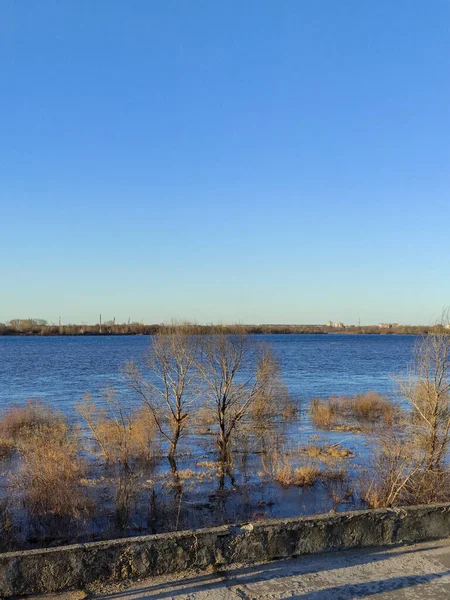 春のヴォルガ川の堤防 — ストック写真