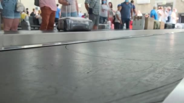 Equipaje en movimiento en la cinta transportadora del aeropuerto. Cierra, 4k. Tirana, Albania, 23 de julio de 2021. — Vídeos de Stock