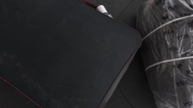 Bagaj teslim. Bagajlar havalimanı taşıma bandı görüntüsünde hareket ediyor. Bir yolcu uçağı geldikten sonra bagaj bekliyor.