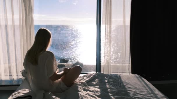 Salud mental. Vista lateral de una joven meditante sobre el fondo del mar y una ventana panorámica. cámara lenta, 4k — Vídeos de Stock