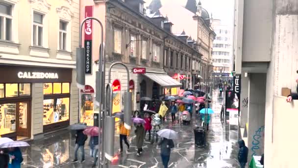 Lidé s plakáty podporujícími Ukrajinu procházejí ulicemi Lublaně na hlavní náměstí, aby protestovali. Velký dav lidí. Masové demonstrace. Lublaň. Slovinsko, 02.03.22 — Stock video