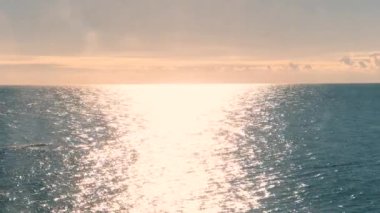 Karadeniz. Deniz ufku. Güneş ışığı suya yansıyor. Odessa, Ukrayna 'da güneşli bir günde sakin bir deniz. Sinema manzarası. 4K, gerçek zamanlı.