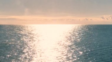 Karadeniz. Deniz ufku. Güneş ışığı suya yansıyor. Odessa, Ukrayna 'da güneşli bir günde sakin bir deniz. Sinema manzarası. 4k, ağır çekim.