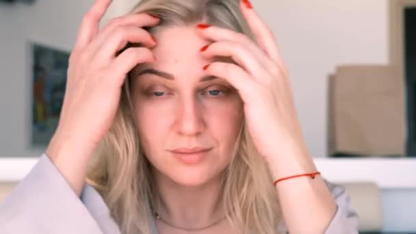 Beauté naturelle. Portrait d'une jolie jeune femme blonde aux yeux bleus touchant ses cheveux, 4k, ralenti — Video