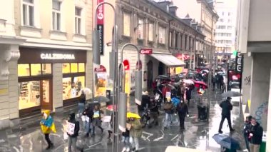 Ukrayna bayrakları ve Savaş posterleri taşıyan insanlar Ljubljana sokaklarında yürüyorlar. Büyük bir insan topluluğu. Toplu gösteriler. Barışçıl protesto. Ljubljana. Slovenya, 02.03.22