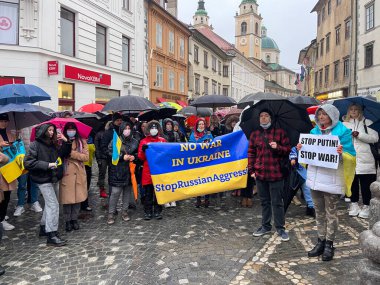 Savaşa hayır. Avrupalıların Ukrayna 'daki Rus birliklerinin işgaline karşı barışçıl bir gösteri. Posterleri olan insanlar hoşnutsuzluklarını göstermek için meydana geldiler. Slovenya, Ljubljana, 25 Şubat 2022