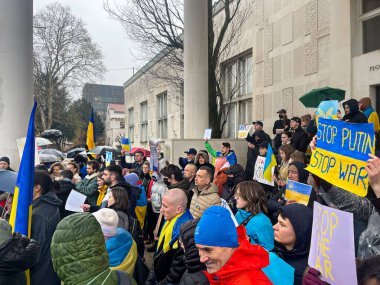Savaşa hayır. Avrupalıların Ukrayna 'daki Rus birliklerinin işgaline karşı barışçıl bir gösteri. Posterleri olan insanlar hoşnutsuzluklarını göstermek için meydana geldiler. Slovenya, Ljubljana, 25 Şubat 2022