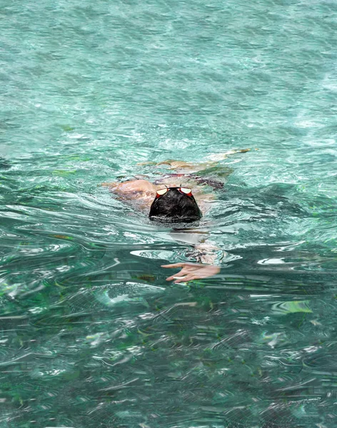 Un uomo che nuota sulla schiena in piscina. Triathlon fitness atleta allenamento di nuoto. Persona nuotatrice galleggiante in acqua turchese, verticale. Sport e fitness esercizi cardio. — Foto Stock