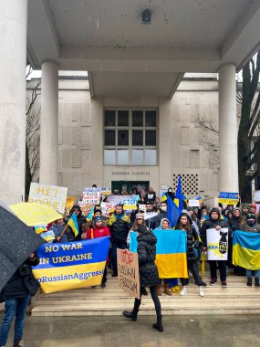 Savaşa hayır. Avrupalıların Ukrayna 'daki Rus birliklerinin işgaline karşı barışçıl bir gösteri. Posterleri olan insanlar hoşnutsuzluklarını göstermek için meydana geldiler. Slovenya, Ljubljana, 25 Şubat 2022