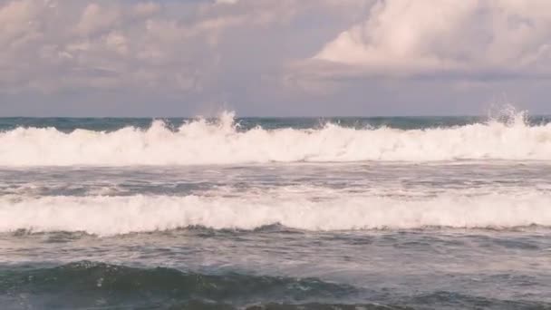 Giant Ocean Wave Breaking. Slow Motion 4K. Perfect empty beautiful wave in blue indian ocean — Stock Video