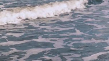 Endonezya 'nın Bali adasından güneşli sulara doğru köpüren okyanus dalgaları yavaş hareket ediyor. İki dalga çarpışıyor ve Hint Okyanusu 'nun sıçramalarına neden oluyor. 4k