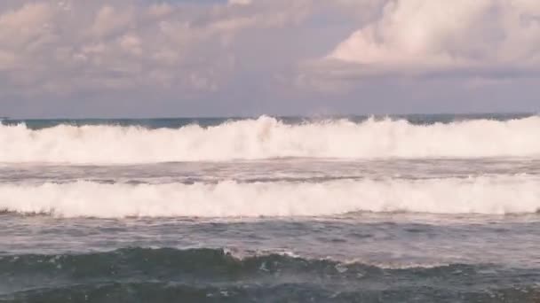 Grandi onde blu dell'oceano si arricciano in un tubo al largo della costa dell'isola di Bali in Indonesia in una giornata di sole. Onde da surf nell'Oceano Indiano. Onde di schiuma e bolle scivolano attraverso l'acqua. In tempo reale, 4k — Video Stock