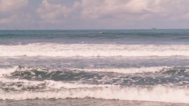 SLOW MOTION, CLOSE UP: Wave infuria verso un'isola tropicale soleggiata nell'oceano Indiano. Spettacolare colpo di vetro ondulato dell'oceano arricciatura e spruzzando acqua cristallina alta nel cielo soleggiato. — Video Stock