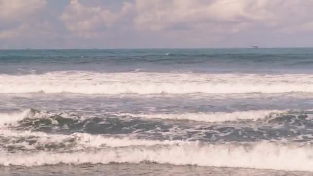 Большие океанские волны сталкиваются друг с другом на фоне горизонта в Индийском океане. Волны вспенены и пузырьки скользят по воде. Real time, 4k — стоковое видео