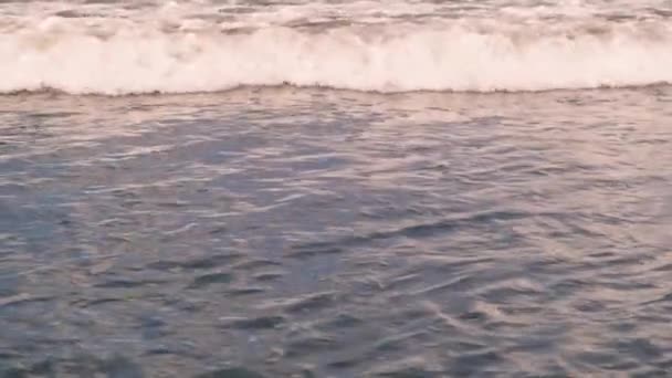 Un giorno di sole, al largo della costa dell'isola di Bali, in Indonesia, al rallentatore delle onde dell'oceano spumeggianti. Il potere della natura, l'elemento acqua, l'Oceano Indiano. 4k — Video Stock