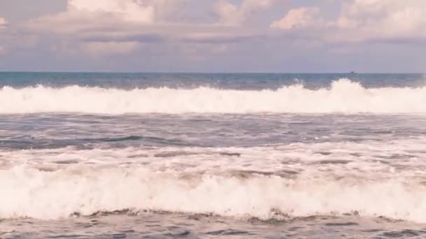 Медленное движение бурлящих волн океана у берегов острова Бали в Индонезии в солнечный день. Сила природы, водный элемент, Индийский океан. 4k — стоковое видео