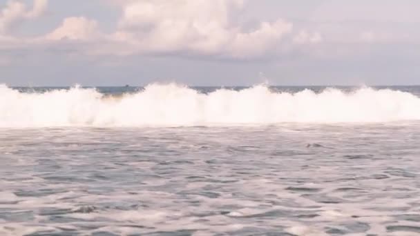 Grandi onde di schiuma lavorano vicino alla costa dell'isola di Bali in Indonesia in una giornata di sole. Il potere della natura, l'elemento acqua. 4k. rallentatore — Video Stock