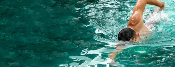 プールで泳いでいる男 トライアスロンフィットネス選手の水泳トレーニング ターコイズブルーの水のパノラマのバナーに浮かぶスイマーの男 スポーツとフィットネスカーディオ演習 パノラマバナー — ストック写真