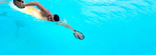 Κολυμπάει Στην Πισίνα Γυμναστήριο Τριάθλου Προπόνηση Κολύμβησης Αθλητή Κολυμβητής Επιπλέει — Φωτογραφία Αρχείου