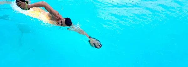 Muž Plazí Bazénu Triatlon Fitness Atlet Plavecký Trénink Záchranář Plovoucí — Stock fotografie