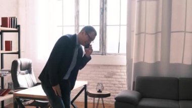 Genç başarılı iş adamının ofiste ya da evde bir telefon görüşmesi var. Adam heyecanlı ve mutlu, meselenin başarılı çözümü, iyi bir anlaşma. Zaferin duygusal tepkisi.
