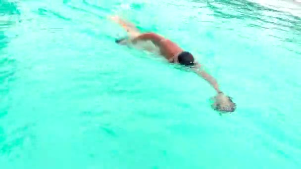 Пловец Профессиональный Пловец Готовится Соревнованиям Бассейне Молодой Спортсмен Плавательных Очках — стоковое видео