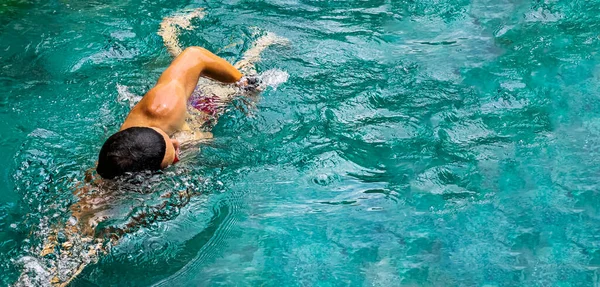 Uomo Che Nuota Striscia Piscina Triathlon Fitness Atleta Allenamento Nuoto — Foto Stock