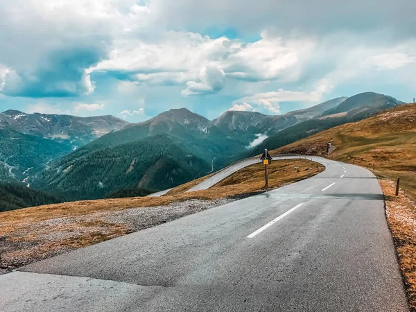 Bergserpentijn Alpen Lege Weg Achtergrond Van Bergen Bewolkte Lucht Europa — Stockfoto