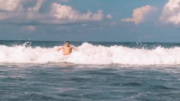 Homem Atlético Nada Furioso Oceano Índico Largo Costa Bali Indonésia — Vídeo de Stock