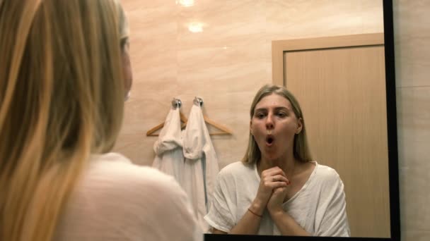 Veroudering Losse Huid Jonge Vrouw Doet Facelift Oefeningen Terwijl Spiegel — Stockvideo