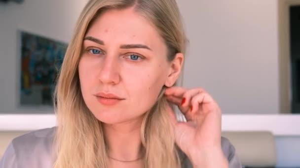 Portret Eine Junge Schöne Blondine Mit Blauen Augen Bewundert Sich — Stockvideo