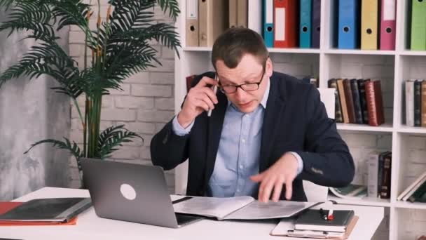 Poważny Niezadowolony Biznesmen Okularach Garniturze Wściekle Rozmawiający Przez Telefon Siedząc — Wideo stockowe