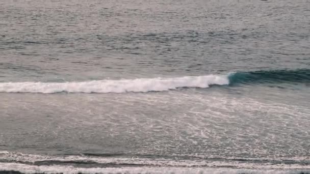 Movimento Lento Onde Oceaniche Schiumose Largo Della Costa Dell Isola — Video Stock
