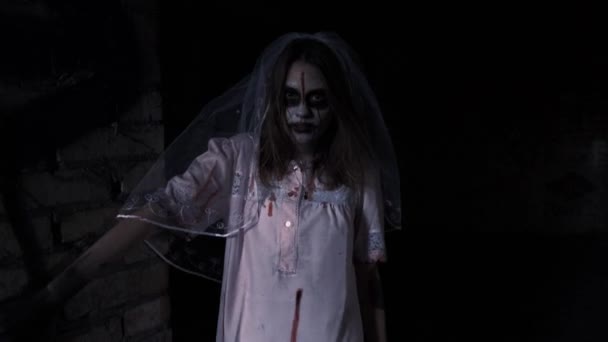 Halloween Corpse Bride Woman Zombie Makeup Wedding Dress Walks Dark — Stock Video