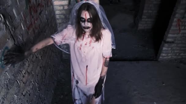 Halloween Corpse Bride Woman Zombie Makeup Wedding Dress Walks Dark — ストック動画