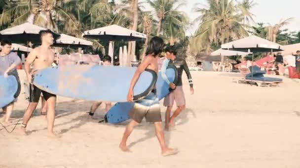 Grupo Surfistas Caminan Por Playa Llevando Sus Tablas Surf Hacia — Vídeos de Stock