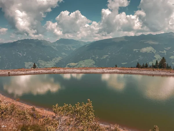 Enorme Lago Azul Montanha Natureza Selvagem Intocada Europa Majestosas Montanhas — Fotografia de Stock