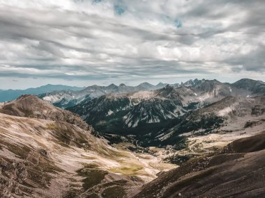 Dağ manzarası, dağ tepeleri ve bulutlu gökyüzünün altındaki tepeler