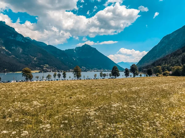 Enorme Lago Azul Montanha Natureza Selvagem Intocada Europa Majestosas Montanhas — Fotografia de Stock