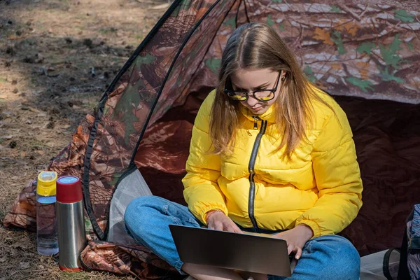 Kształcenie Praca Online Odległość Kobieta Pracująca Biurze Pracuje Zdalnie Lasu — Zdjęcie stockowe