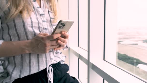 Кавказская Блондинка Помощью Смартфона Iphone Нажатием Пальца Чтение Социальных Сетей — стоковое видео