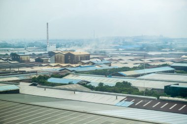 Cam fabrikası. Cam fabrikasının bölgesindeki kırılan cam yığınlarının en üst görüntüsü. Cam üretimi. Fabrika, endüstri. Jakarta, Endonezya, 02.14.22