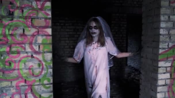 Halloween Martwa Panna Młoda Kobieta Makijażu Zombie Sukni Ślubnej Przechadza — Wideo stockowe
