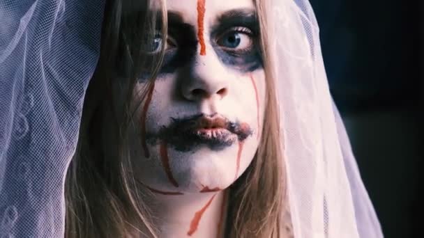 Gros Plan Portrait Zombie Femme Robe Mariée Avec Voile Maquillage — Video